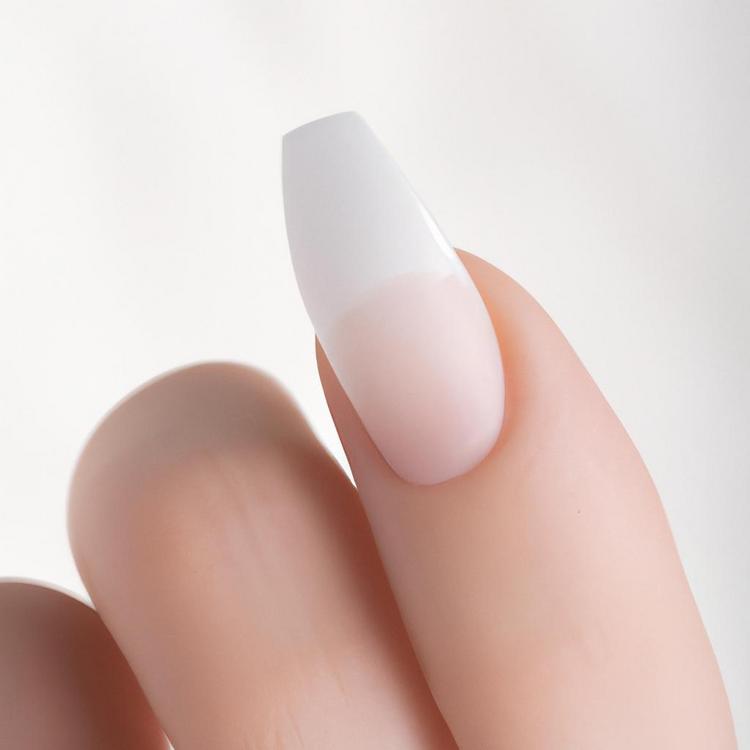 Co oznaczają białe plamki na paznokciach?
